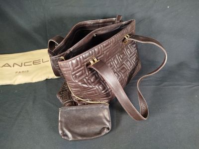 Sac à main Chanel en cuir marron, avec portefeuille et pochette assortis