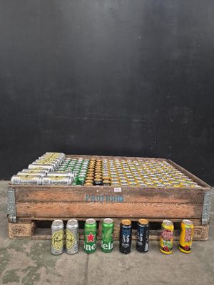 palette en bois sur laquelle sont posées des canettes de bière et des canettes de soda