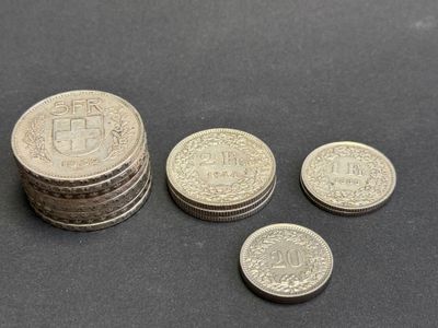 plusieurs pièces empilées les unes sur les autres sur une table