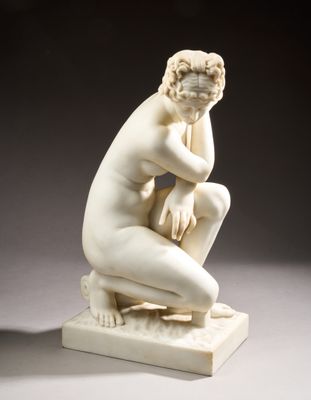 statue d'un homme assis sur un socle de marbre, les mains posées sur les genoux