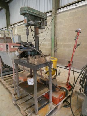 une machine posée sur une palette dans un entrepôt