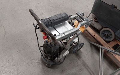une petite machine posée sur une palette