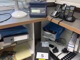 un bureau sur lequel se trouvent de nombreuses fournitures de bureau