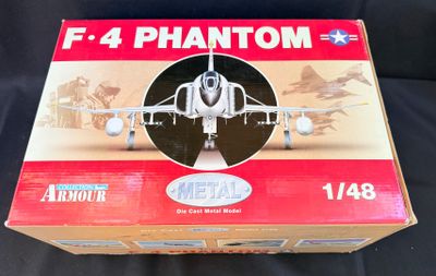 la boîte est ouverte pour montrer la maquette d'un avion de chasse