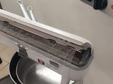 un mixeur posé sur le plan de travail de la cuisine