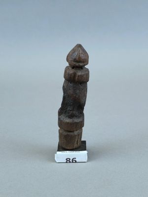 une petite statue représentant un homme coiffé d'un chapeau