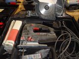 de nombreux outils posés ensemble sur une table