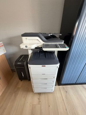 une imprimante placée au-dessus d'une armoire