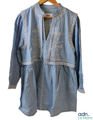 une image représentant une chemise bleue ornée de broderies blanches