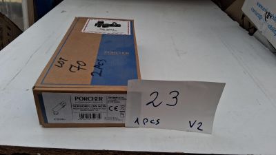une boîte posée sur une table, sur laquelle est accrochée une étiquette de prix