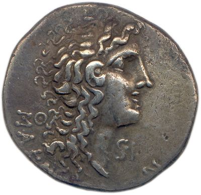 une pièce d'argent portant une tête de femme