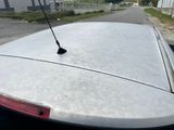 une voiture blanche garée sur le bord de la route