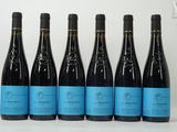 six bouteilles de vin alignées sur une table