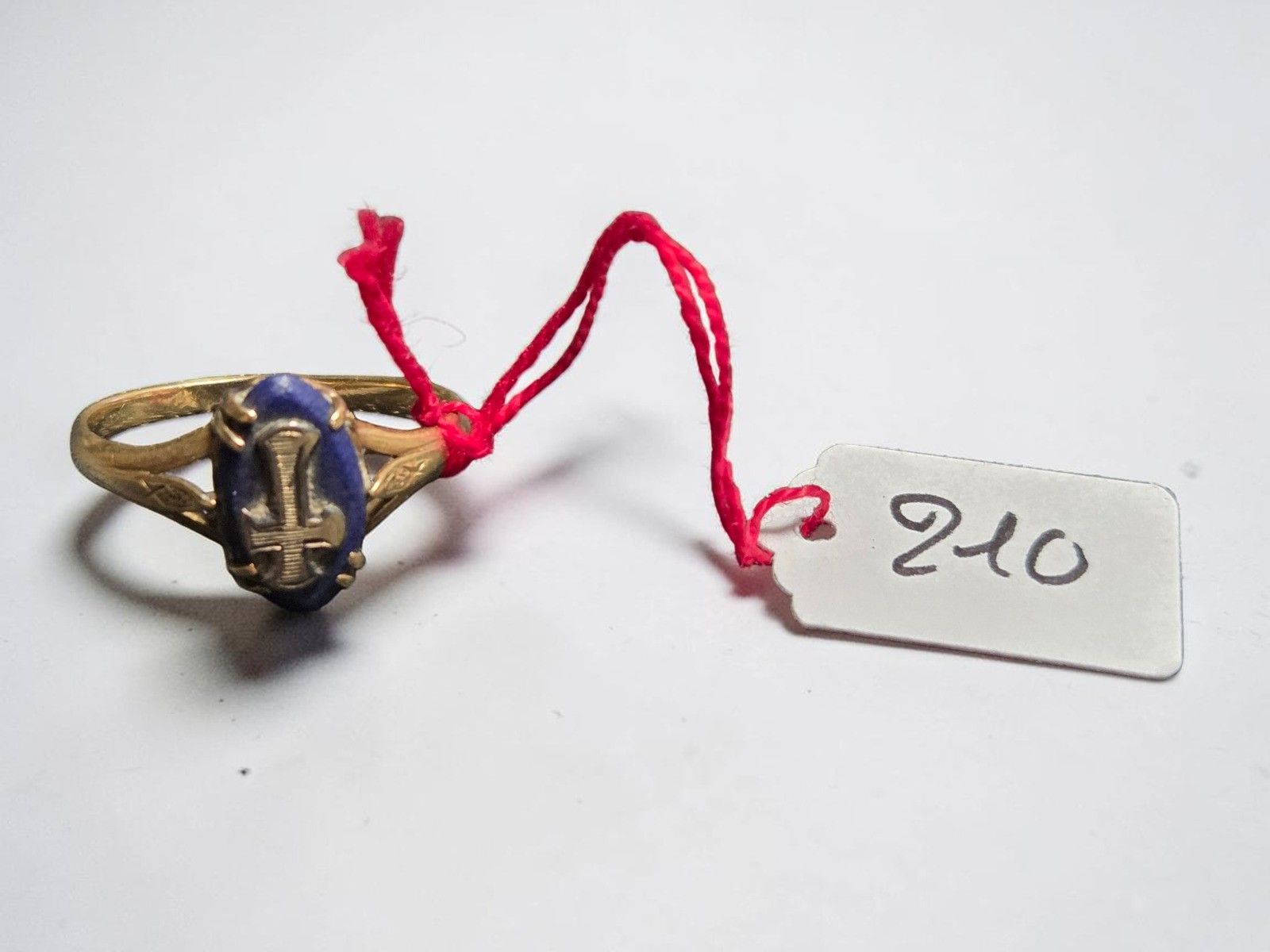 Bague or jaune 750 °/°° ornée d'une plaque de lapis Lazuli a décor d'une croix en métal, anneau déformé - Poids Brut ...
