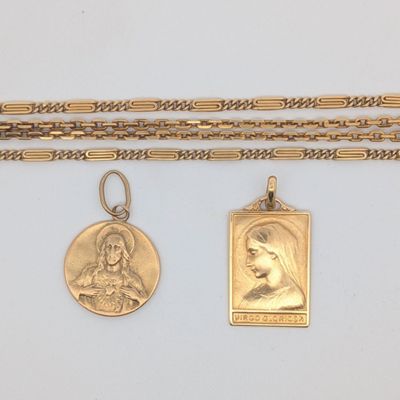 deux colliers en or avec l'effigie d'une femme et une médaille suspendue à une chaîne
