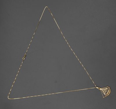un objet en forme de triangle doré surmonté d'un oiseau