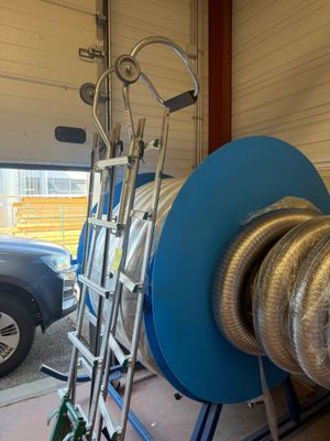de nombreux tuyaux rangés sur un chariot