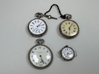 plusieurs types de montres de poche sont présentés sur une surface blanche