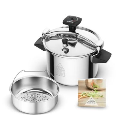 une image représentant une casserole en acier inoxydable avec un couvercle et une passoire