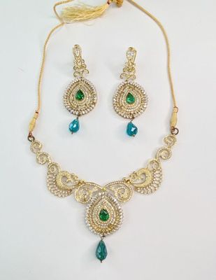 un ensemble composé d'un collier et de boucles d'oreilles ornés de pierres vertes