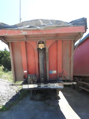 deux trains garés l'un à côté de l'autre sur les voies