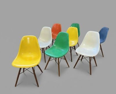 Charles et Ray EAMES : Suite de huit chaises DSW, piètement …