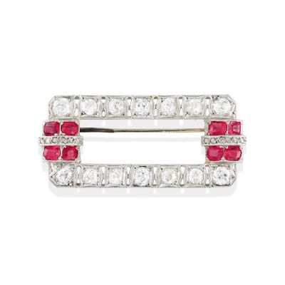 une paire de barrettes ornées de rubis et de diamants