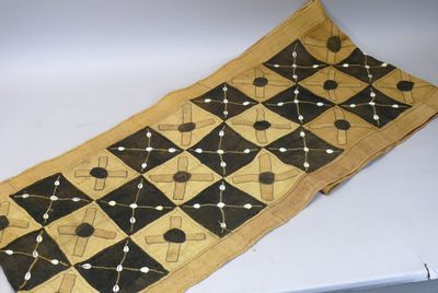 Deux grands pagnes en raphia brodé orné de motifs géométriqu…