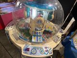 une machine-jouet posée sur une table
