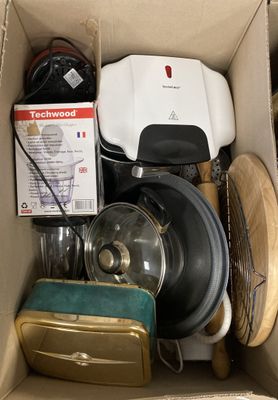 une boîte en carton remplie de différents types d'objets