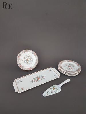 une photo d'une table dressée avec des assiettes, des cuillères et des assiettes