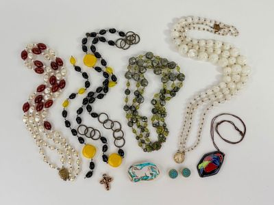 beaucoup de perles et de colliers sur un fond blanc