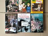 les nombreux livres accrochés au mur de la pièce