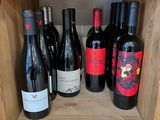 de nombreuses bouteilles de vin sur les étagères du magasin