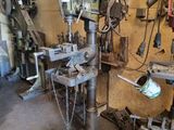 une photo d'un atelier d'usinage avec de nombreux outils