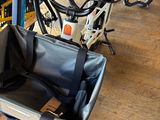 de nombreux vélos à l'arrière-plan et un sac au premier plan