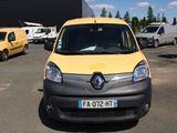 une camionnette jaune et noire garée sur un parking