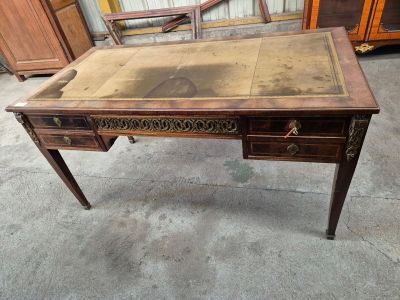 un bureau avec un plateau en verre et un tiroir