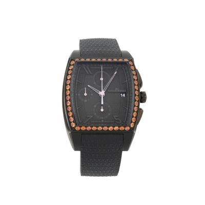 un gros plan d'une montre au cadran noir sur fond blanc