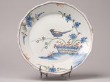 une assiette bleue et blanche avec un oiseau dessus