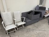 deux chaises et un canapé devant un immeuble