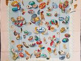 une photo d'un foulard carré bleu et blanc sur lequel figurent plusieurs personnages de dessins animés