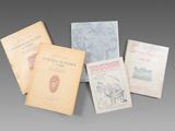 plusieurs vieux livres posés sur une table les uns à côté des autres