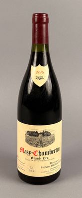une bouteille de vin posée sur une table