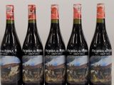 quatre bouteilles de vin posées sur une table, l'une à côté de l'autre