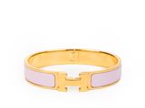 un bracelet en or avec une boucle en émail rose