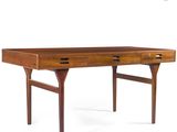 un bureau en bois avec deux tiroirs et un tiroir en dessous