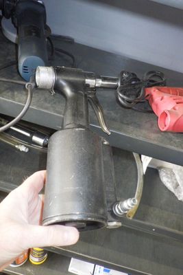 une personne qui tient un objet métallique dans la main