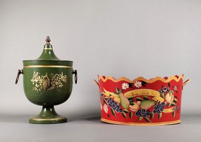 deux vases posés l'un à côté de l'autre sur une table