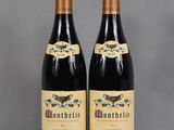 deux bouteilles de vin posées sur une table